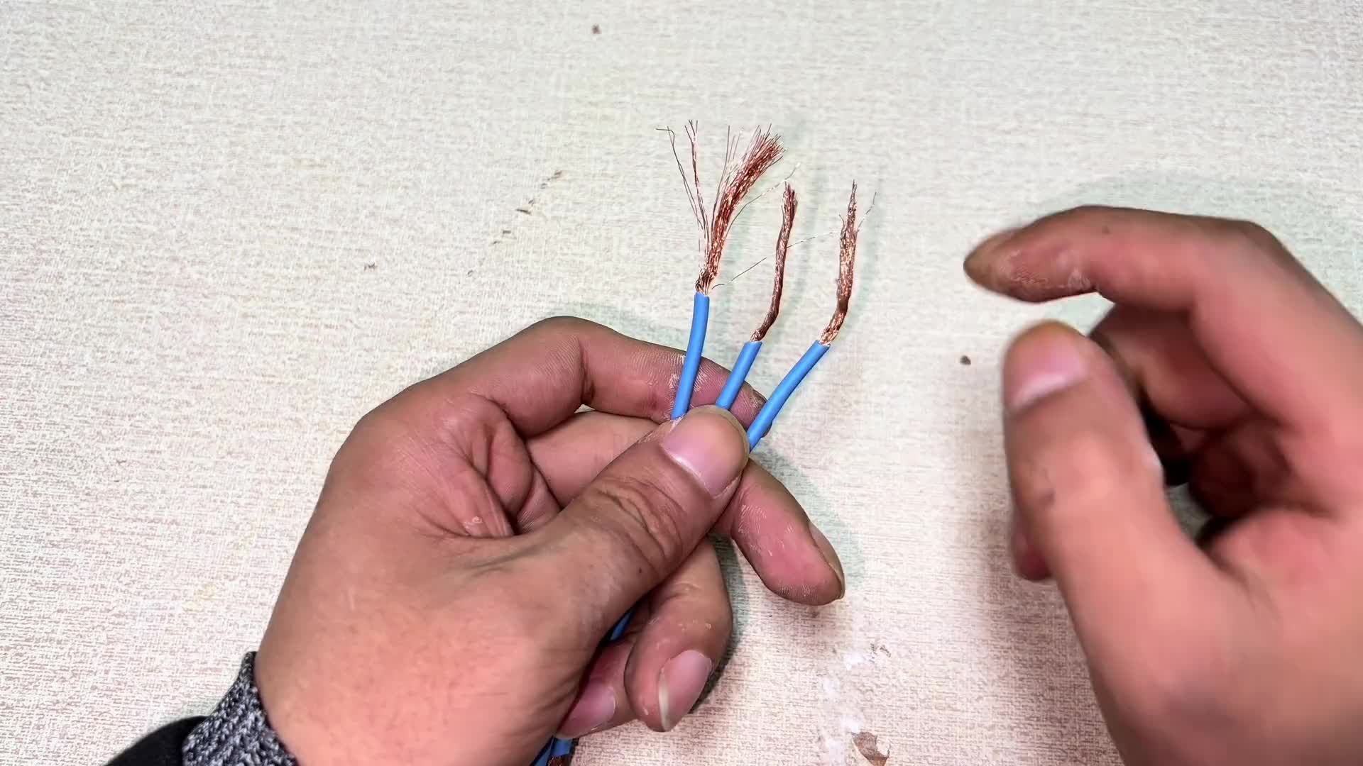 才發(fā)現(xiàn)，用1根硬線把3根軟線纏起來，就算不燙錫接頭也不會(huì)虛接#電路原理 