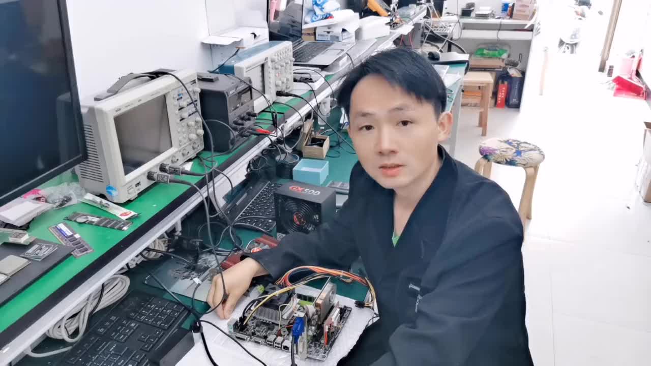 朋友送來(lái)一塊七彩虹獨(dú)立顯卡，上電是不顯示，檢測(cè)發(fā)現(xiàn)小零件擊穿#硬聲創(chuàng)作季 