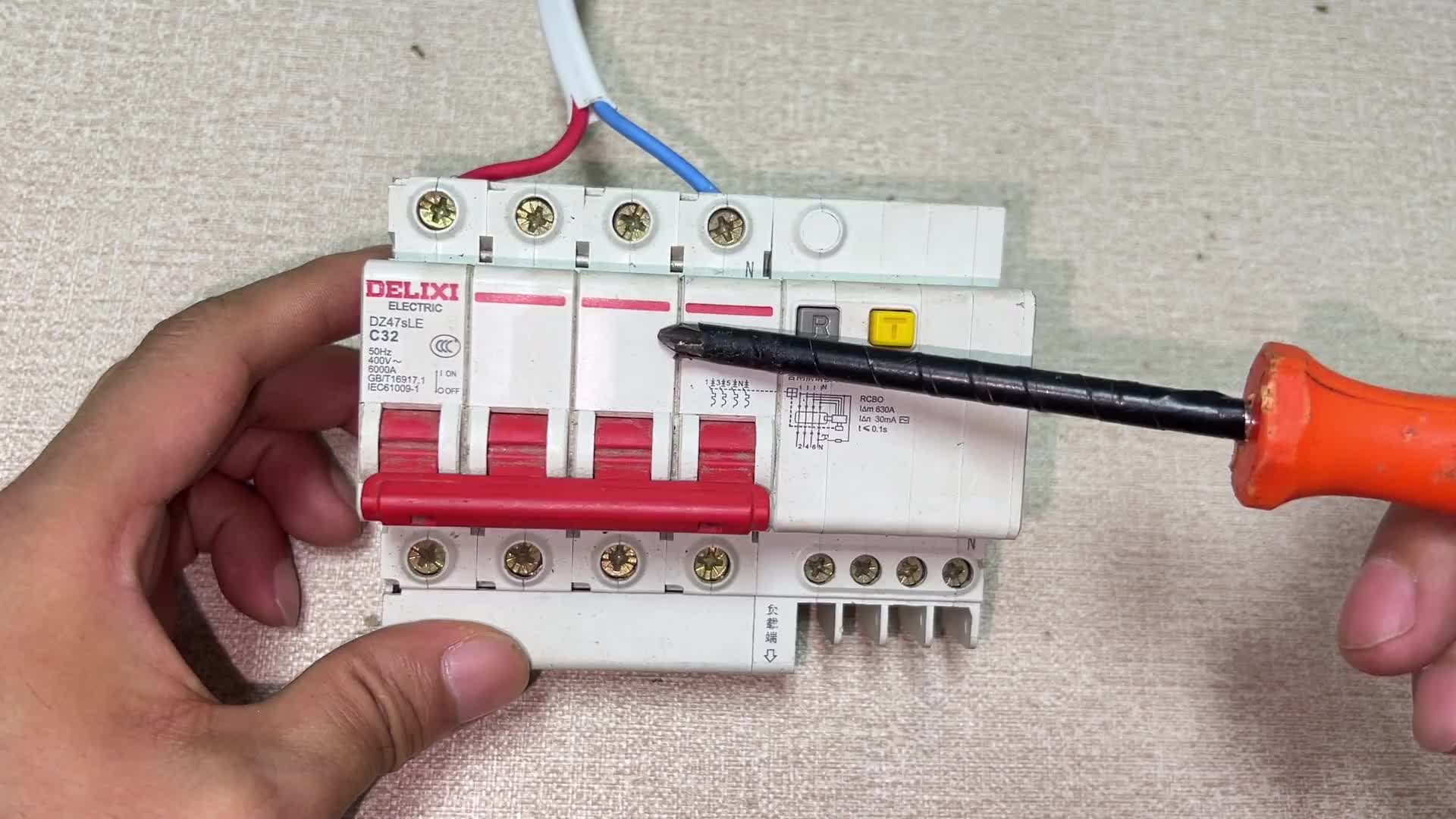 3相漏电开关怎么接220V电源，火线和零线分别接在哪？涨知识了#电路原理 