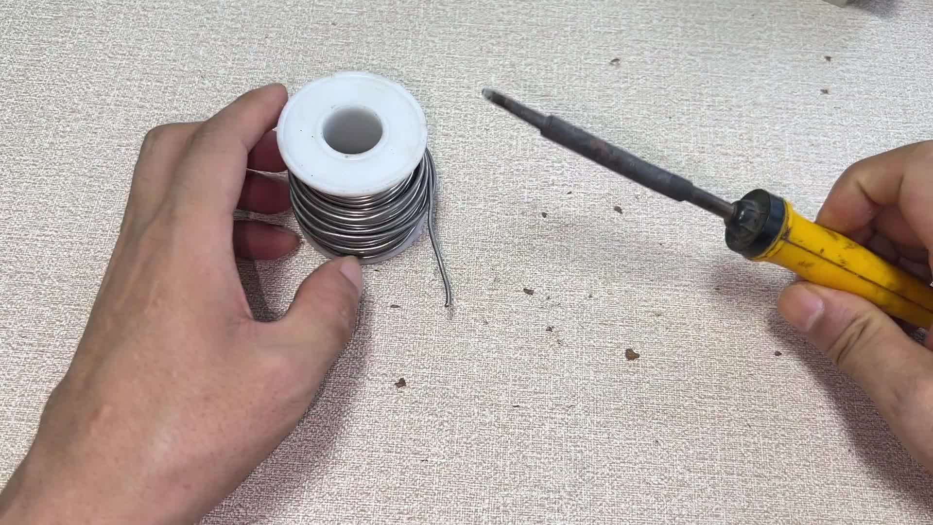 把銅線纏在打火機(jī)上，焊錫真好用，以后焊線頭，再也不用電烙鐵了#電路原理 