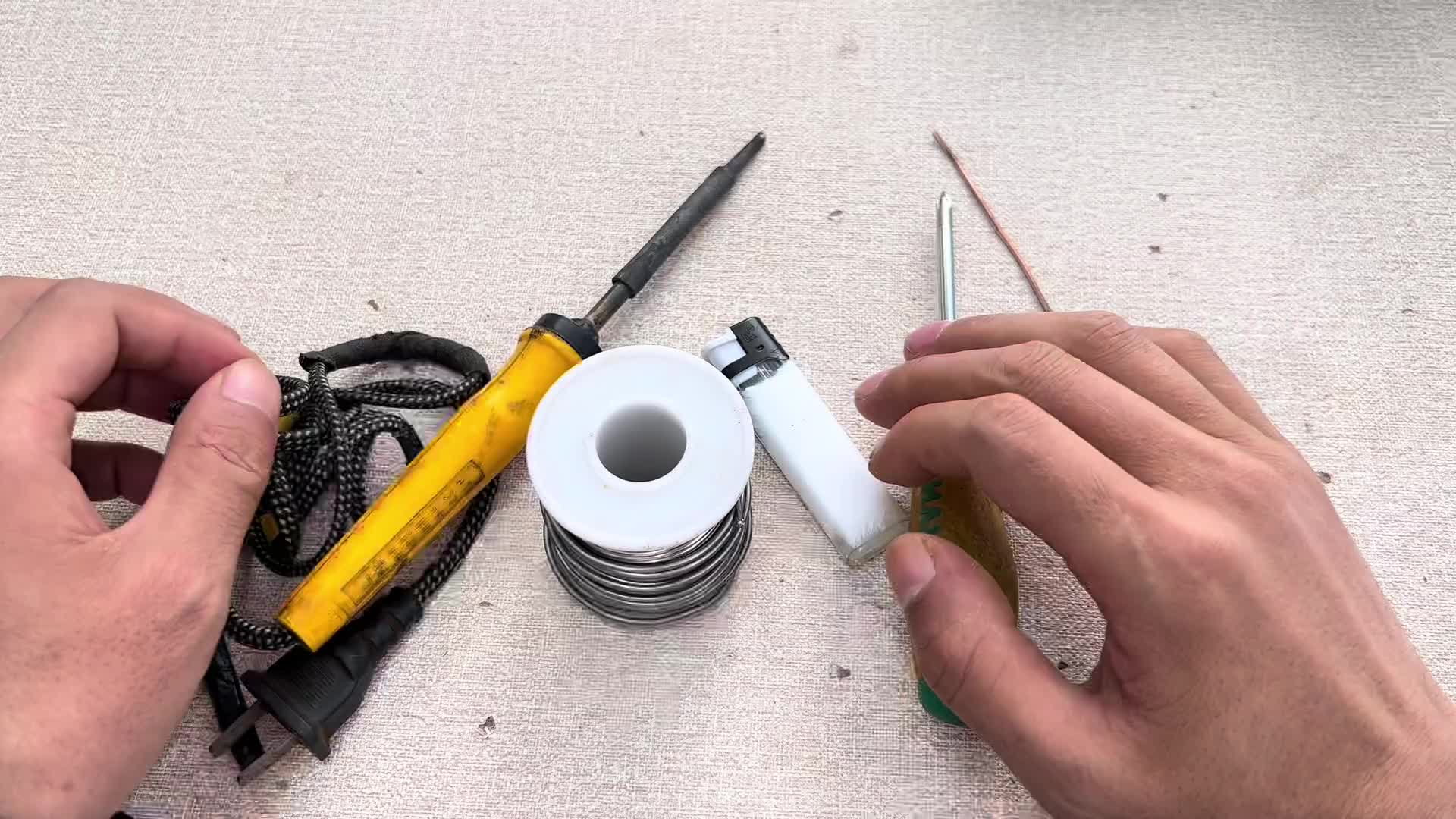 才發(fā)現(xiàn)，打火機包上一根硬銅線，秒變焊錫神器，比電烙鐵還好用#電路原理 