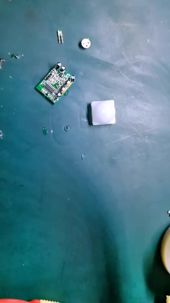 #硬聲創作季  #電子元器件  【轉】人體感應開關、熱釋電傳感器拆解