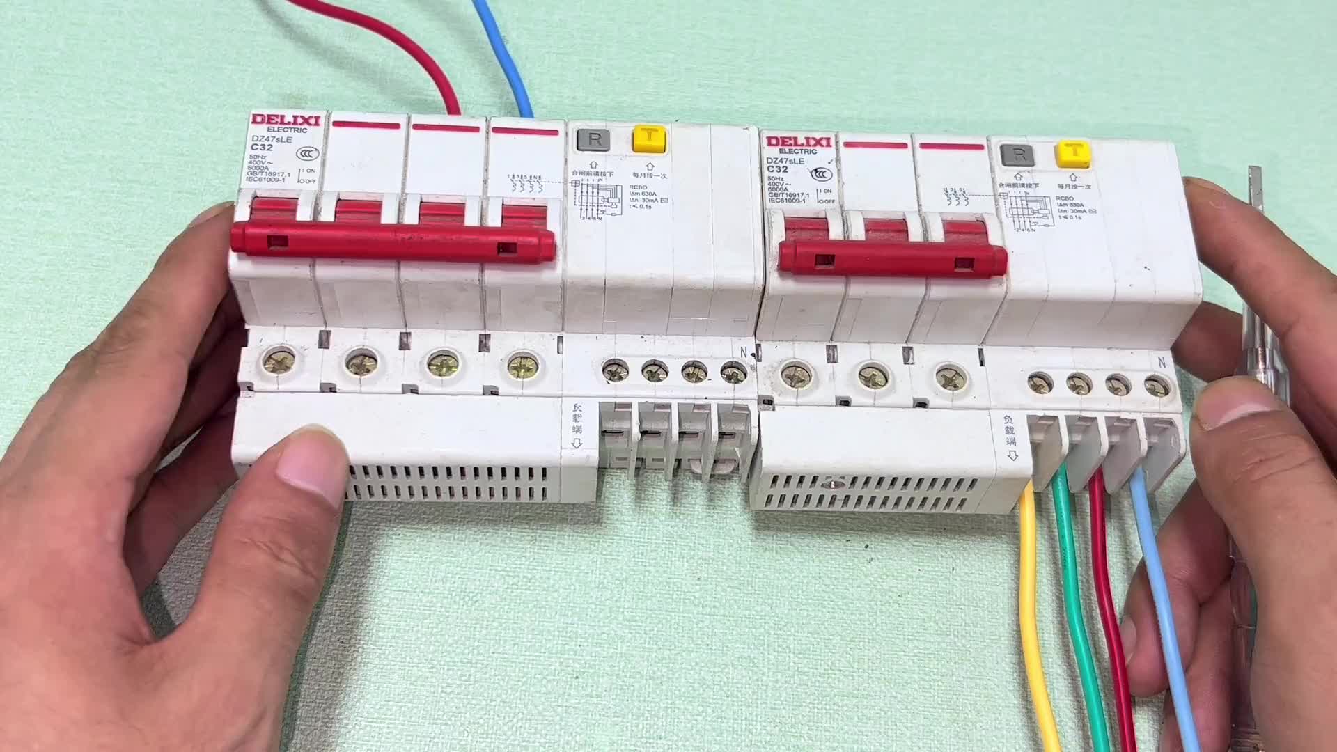 工地上的電工送電時，為什么要“兩合閘”操作？原來作用這么大#電路原理 