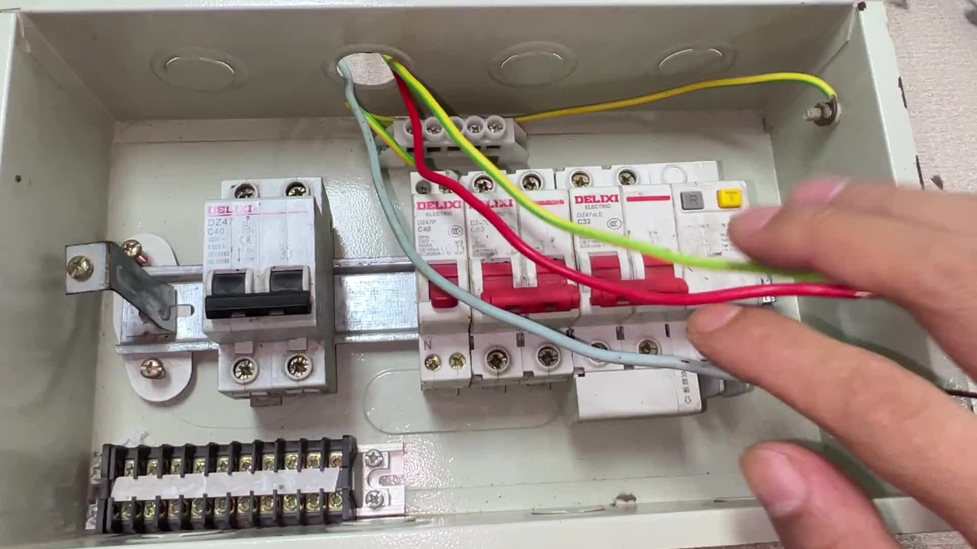 電工穿線時，為什么配電箱都預留這么長的電線？原來作用這么大#電路原理 