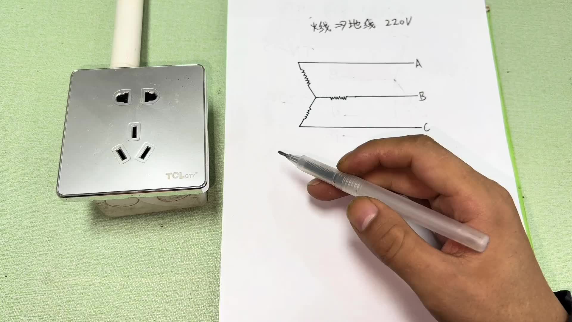 火線跟地線電壓220V，電線漏電了？不問不知道，差點(diǎn)進(jìn)入誤區(qū)#電路原理 