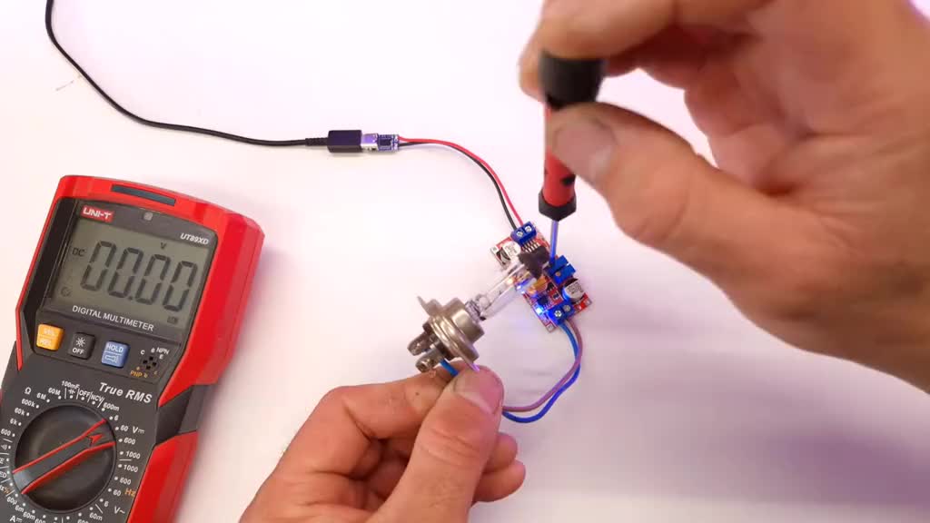 #硬聲創作季  閑置的手機充電頭別亂丟，買兩個模塊裝上，就可以當可調電源用