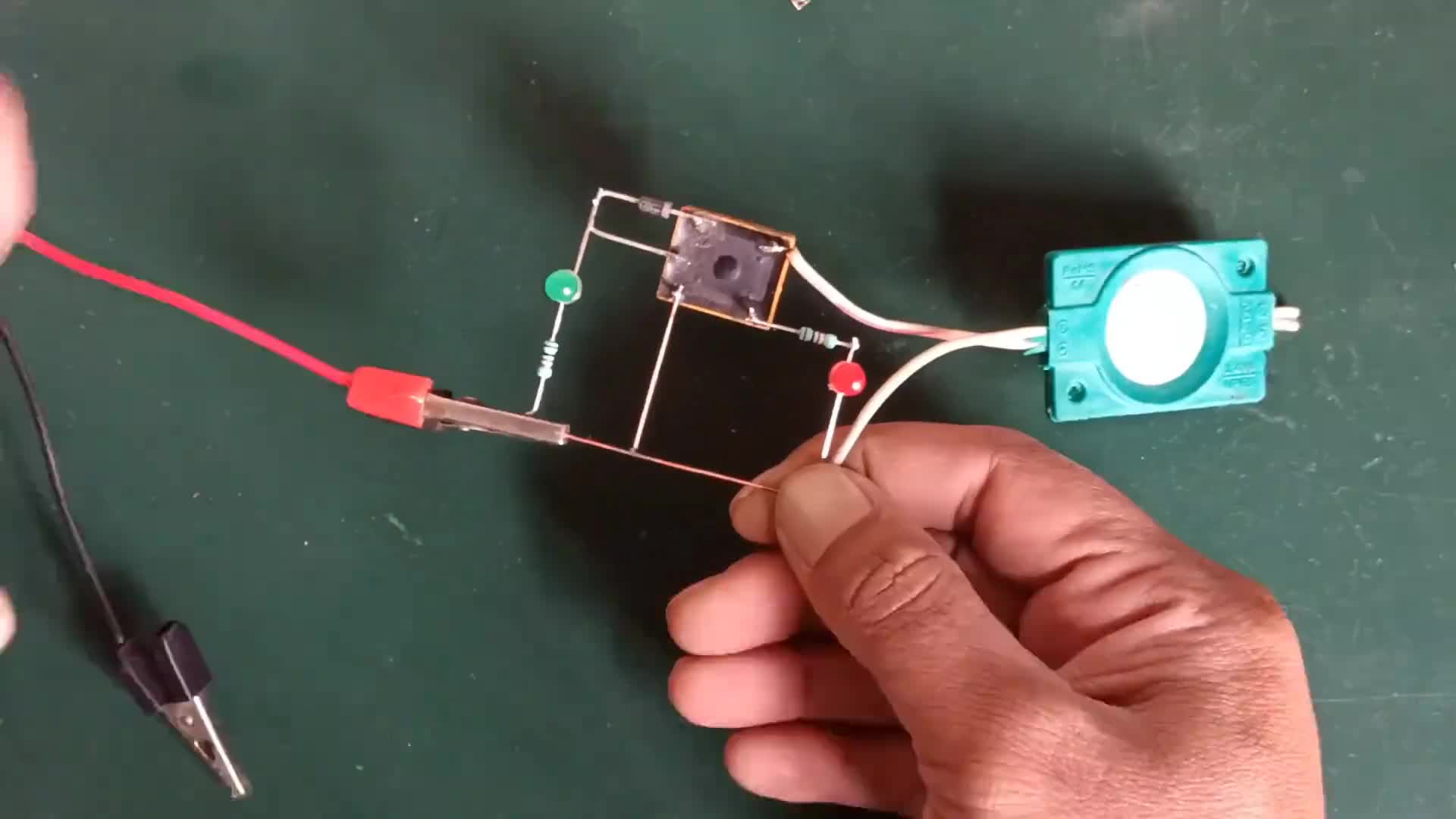 #硬聲創作季  用繼電器制作一個簡易的防反接電路，再也不怕接錯電源正負極