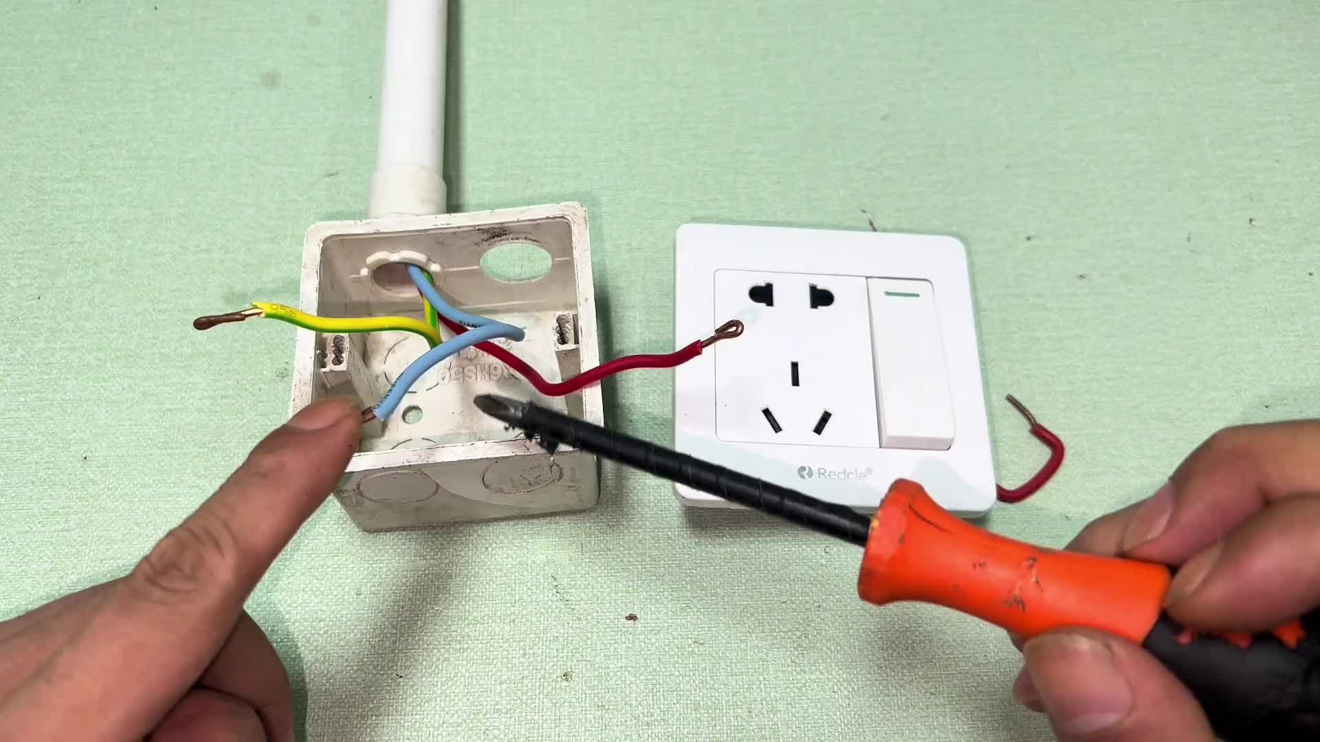 线盒里只有3根线，怎么接单开5孔插座？方法只有2种，可别接错了#电路原理 