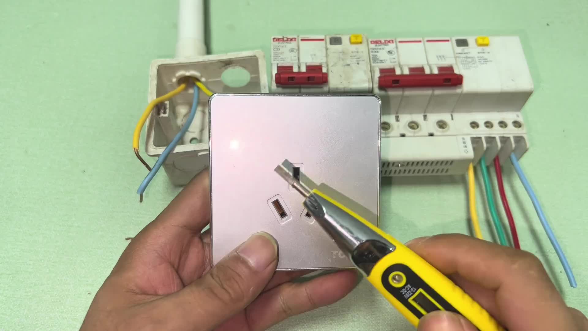 用電筆怎么測(cè)漏電？另類的檢測(cè)方法，沒(méi)想到比萬(wàn)用表還好用#電路原理 