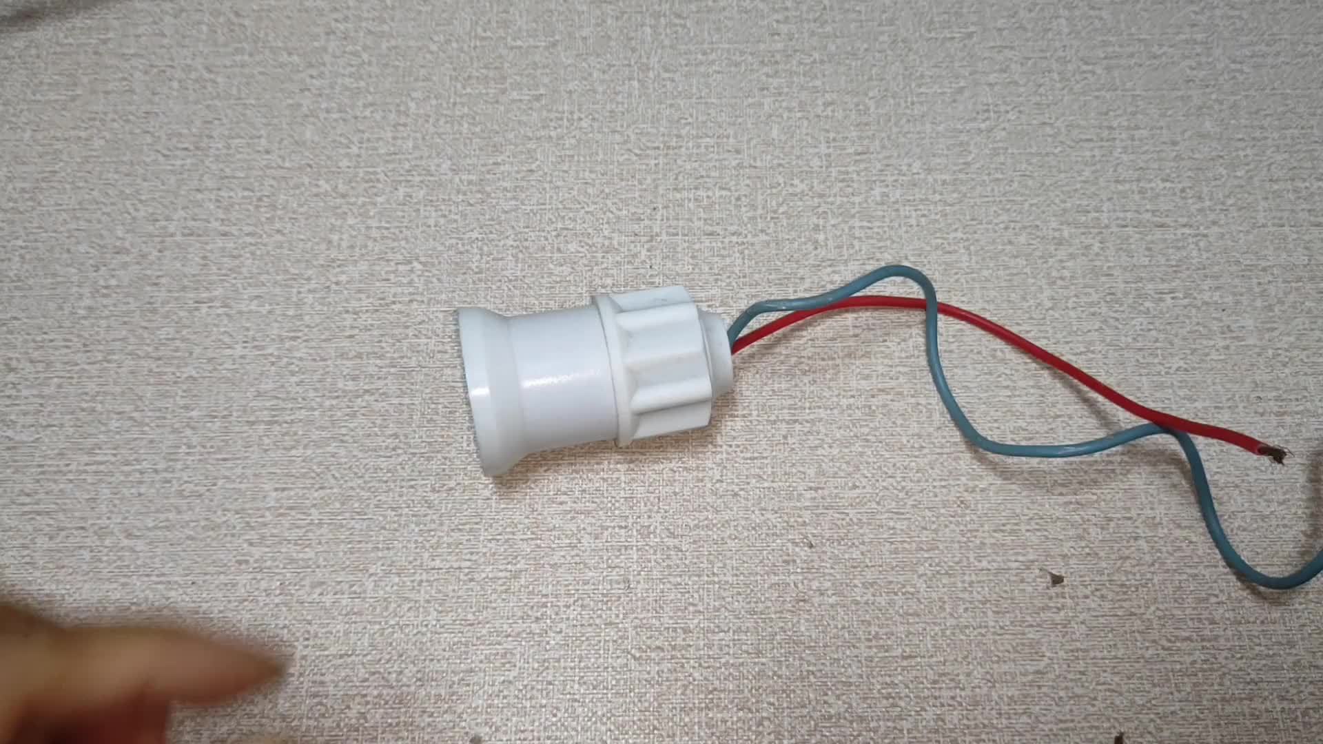 才發(fā)現(xiàn)，一個燈口2根線，聰明電工這樣接燈頭，沒想到效果這么好#電路原理 