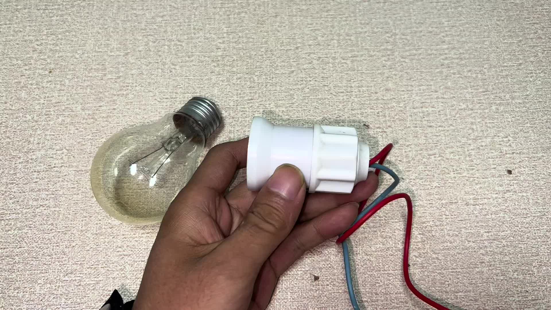 老電工接燈口，永遠都打一個“燈頭結”，不看不知道，作用這么大#電路原理 