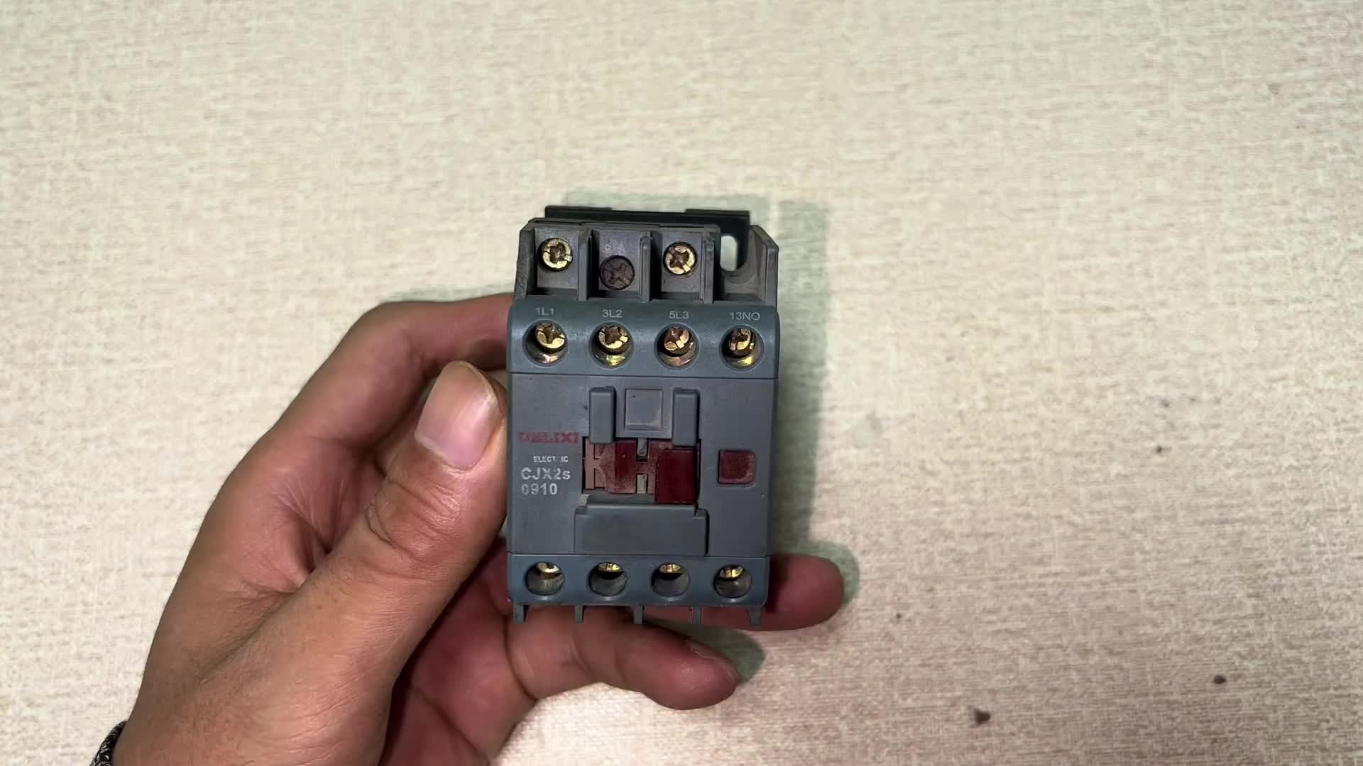 接觸器線圈上標(biāo)著220V，50HZ，M5什么意思？接觸器參數(shù)大揭秘#電路原理 