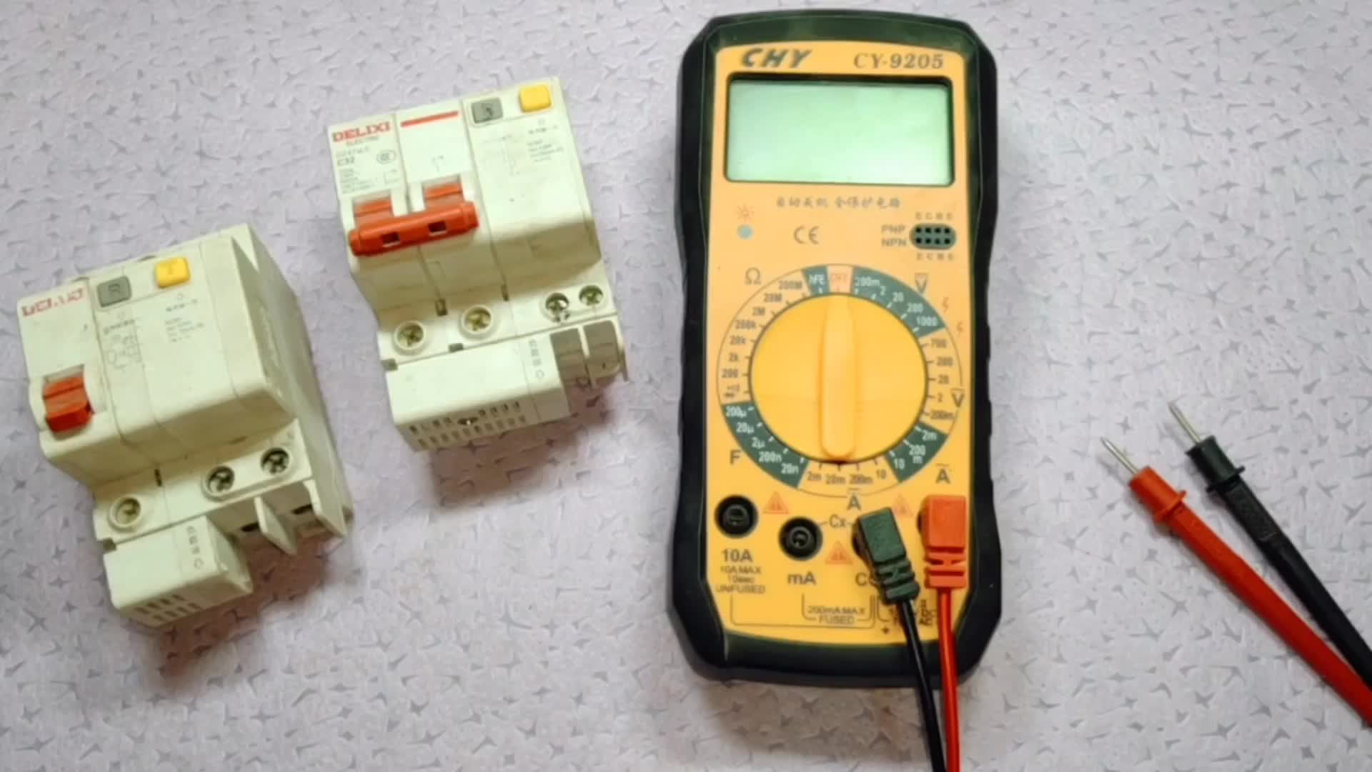 不會用萬用表，還怎么干電工，偷看了老電工的操作，原來這么簡單#電路原理 