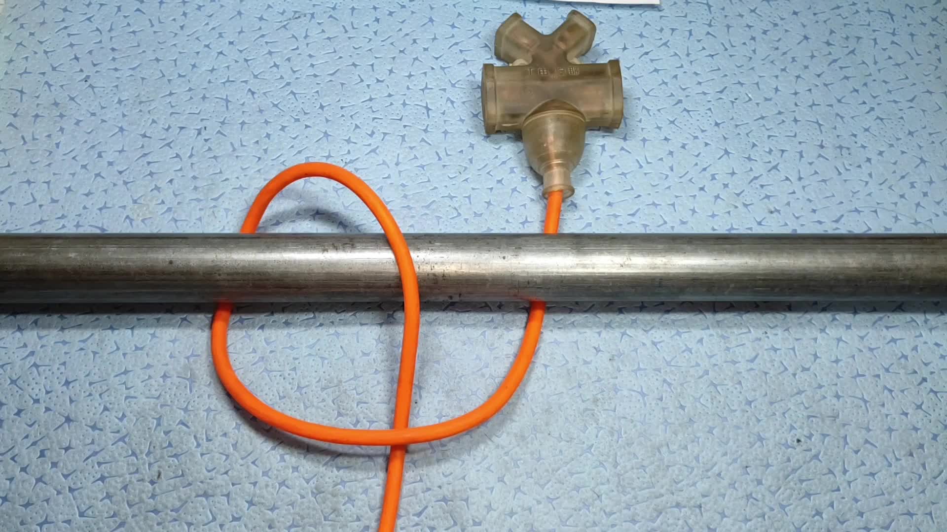 插座被铁管压着，可别剪线，师傅魔术般取出，老电工为你现场揭秘#电路原理 