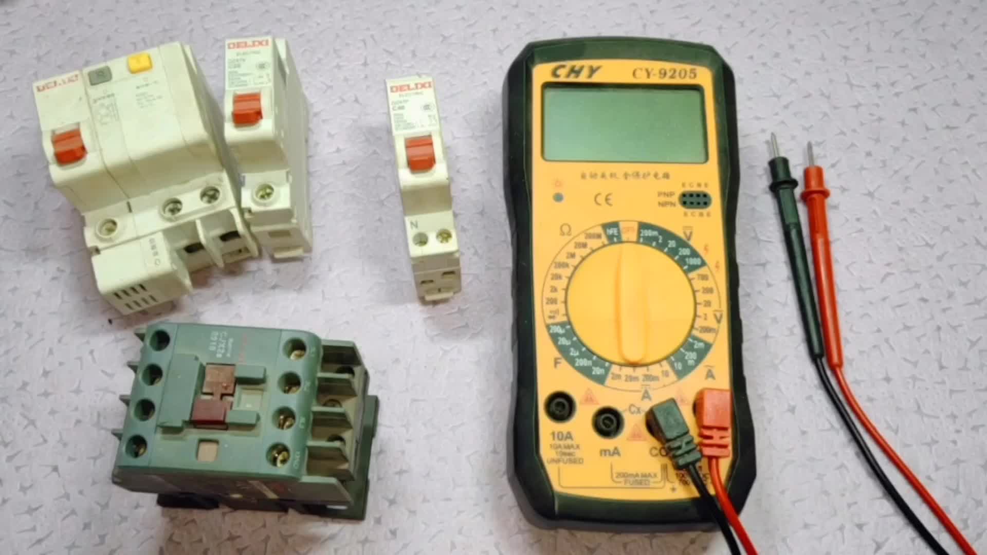 不会用万用表测漏电，还怎么干电工，教你2招，以后你也是老电工#电路原理 