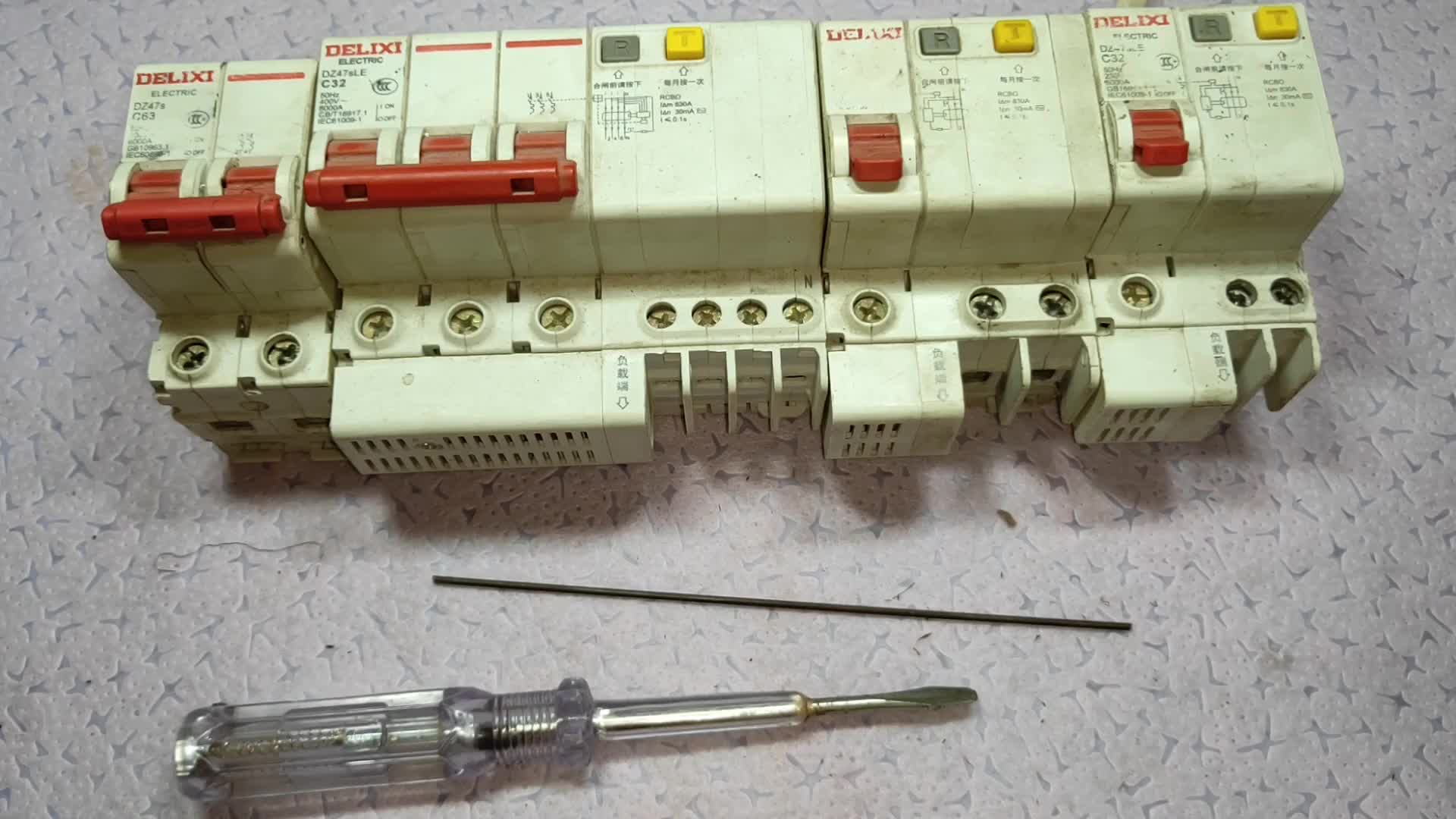 電工斷電維修，都會(huì)穿一根細(xì)鋼絲，這個(gè)救命設(shè)計(jì)，原來作用這么大#電路原理 