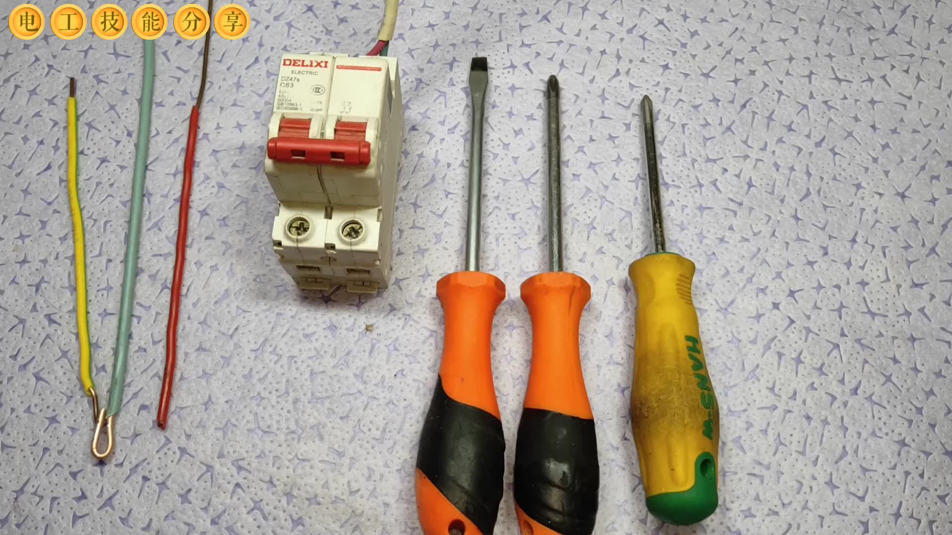 電工新買的螺絲刀，先別拿去用，老電工這樣處理一下，作用這么大#電路原理 