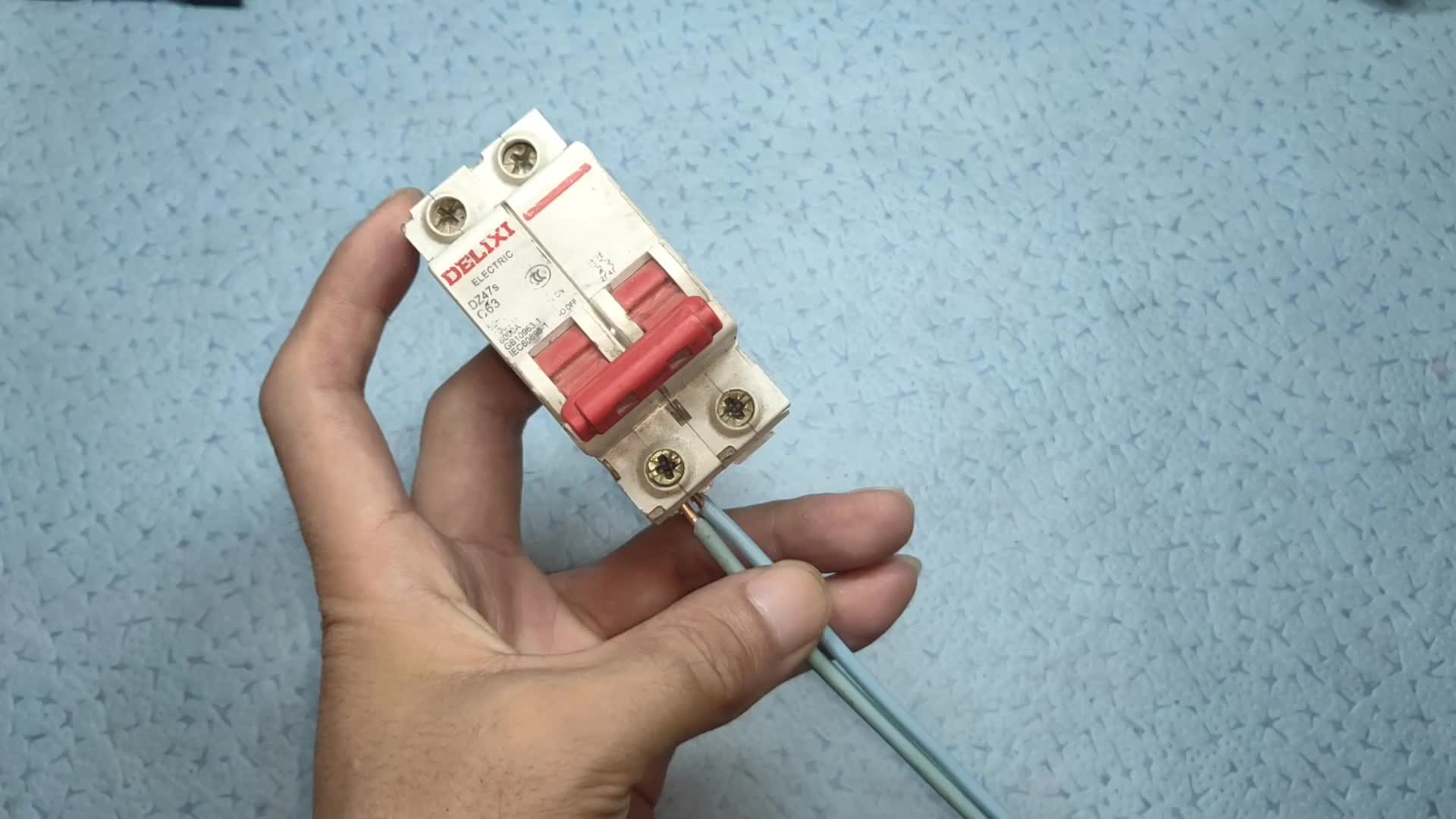 電線壓不緊，空開一送電就打火，老電工輕松解決了，不愧是老電工#電路原理 