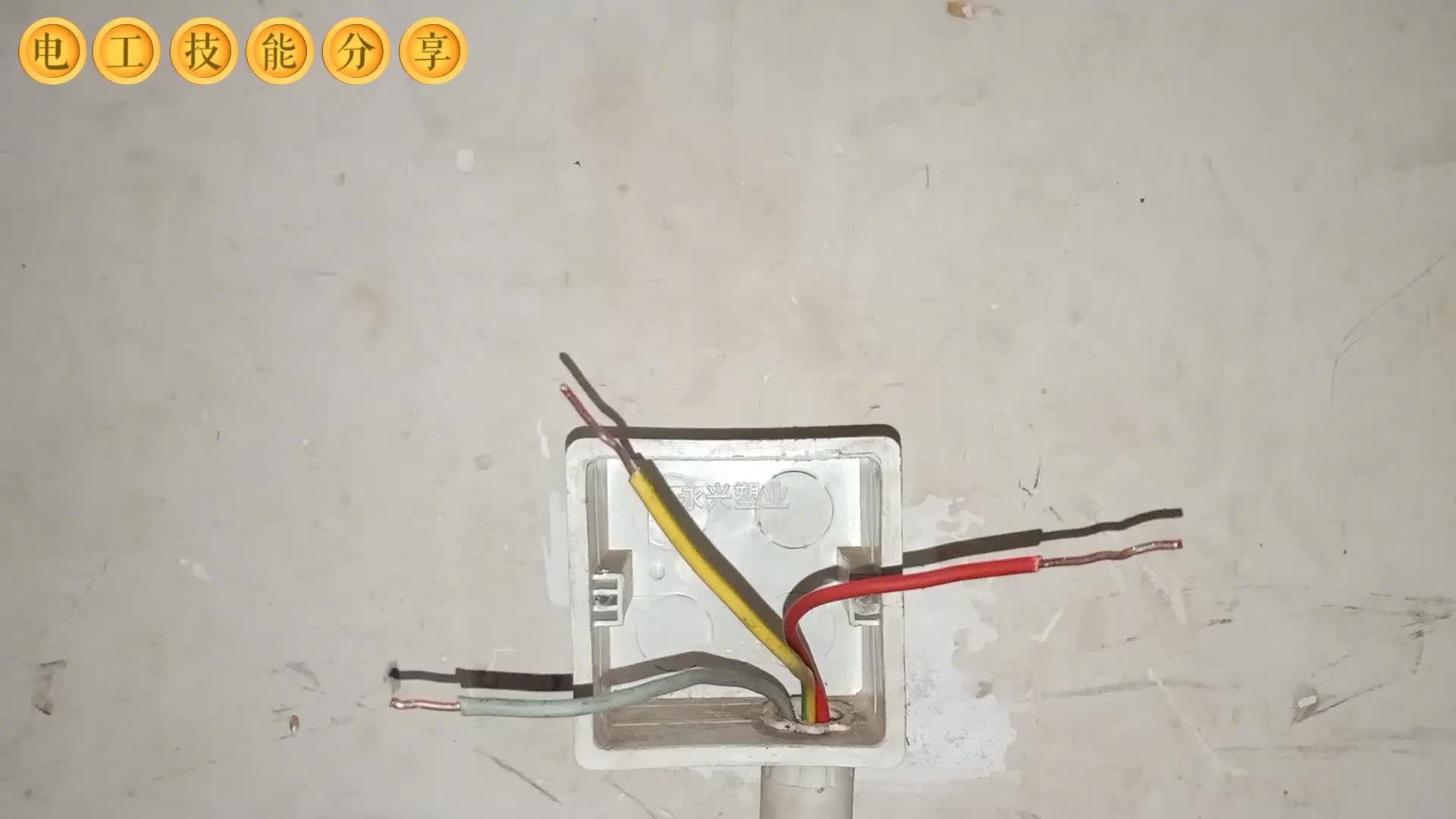 更換墻內(nèi)電線時(shí)，怎么也抽不動(dòng)，老電工露了一手，輕松抽出了電線#電路原理 