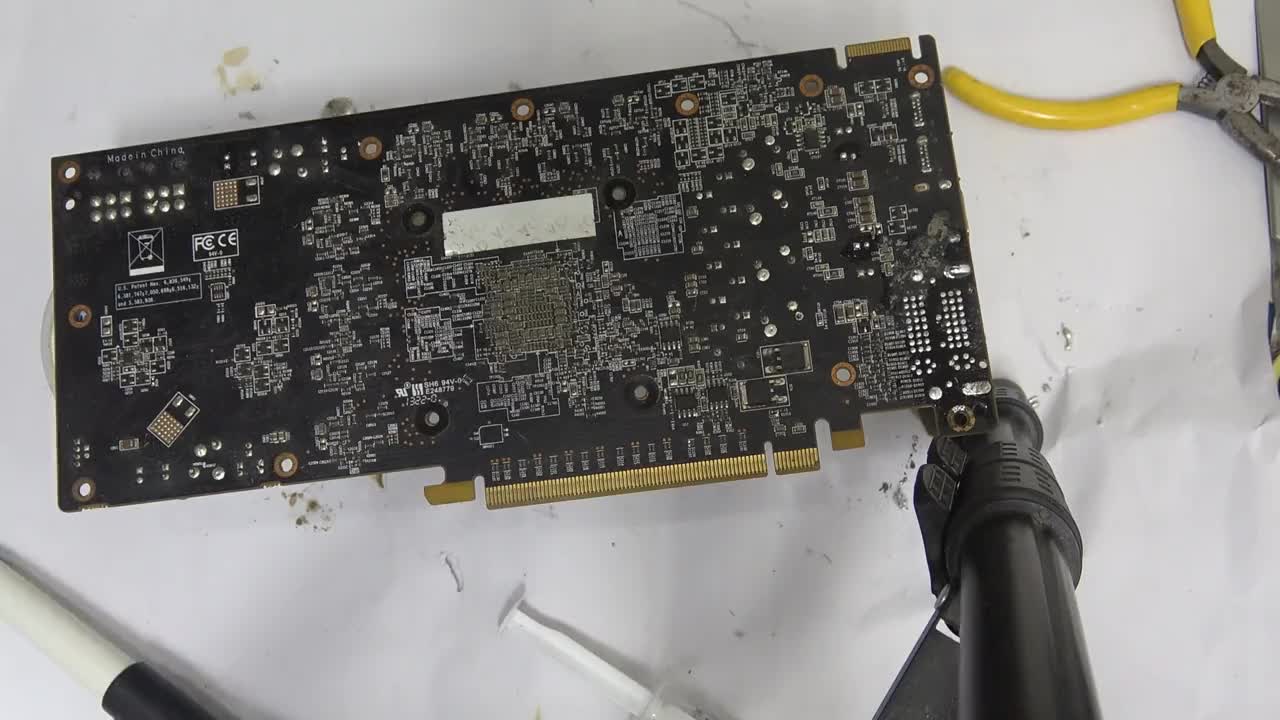 #硬聲創作季  電烙鐵焊臺拆顯卡PICE供電母座一秒拆下在沒吸錫器時清除孔錫