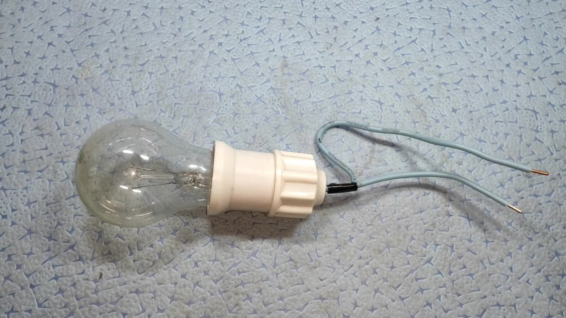 老電工用3根火線就接亮了220V電燈，連零線都沒用，可算長見識了