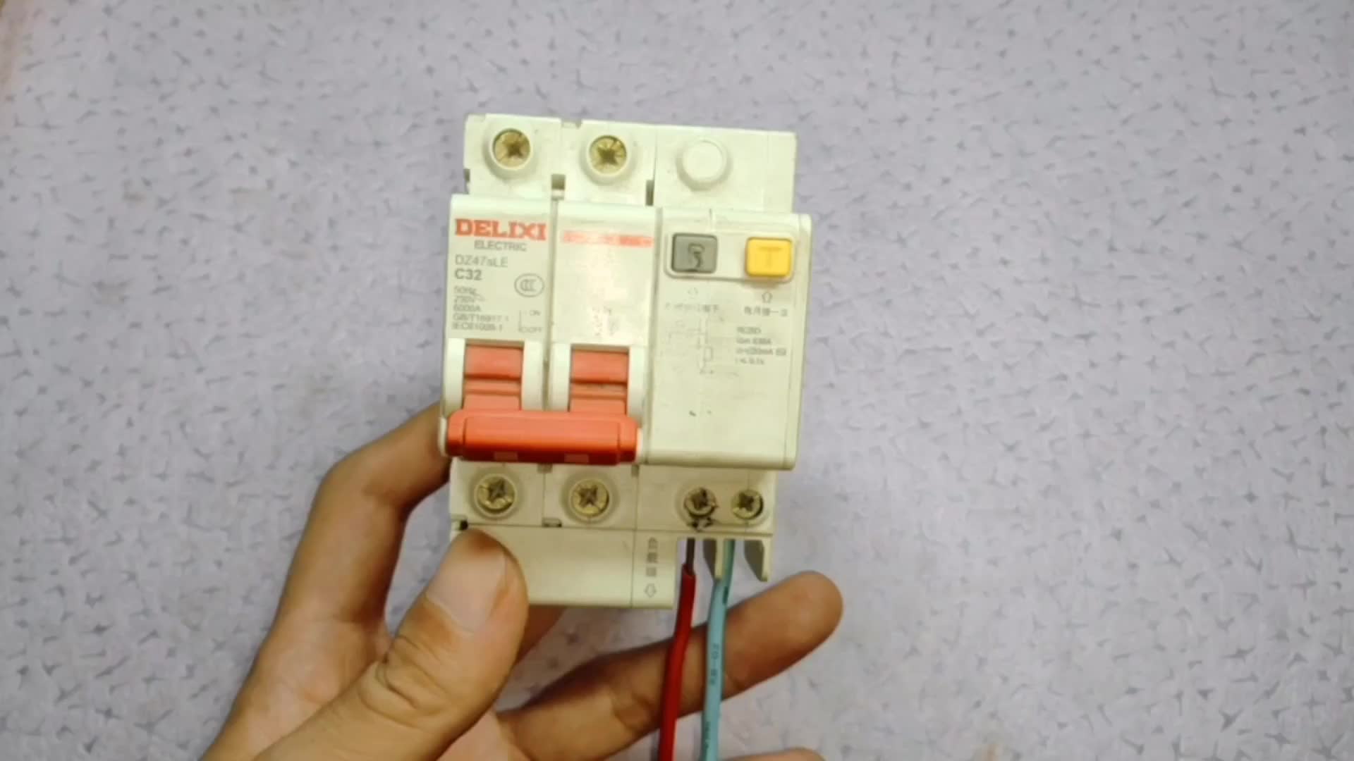 漏保上的這個“救命設計”，干電工的都知道，沒幾個告訴業主的