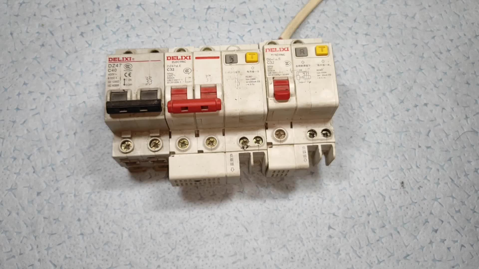 判斷跳閘故障，電工師傅教你3招，跳閘是怎么引起的，看看就知道