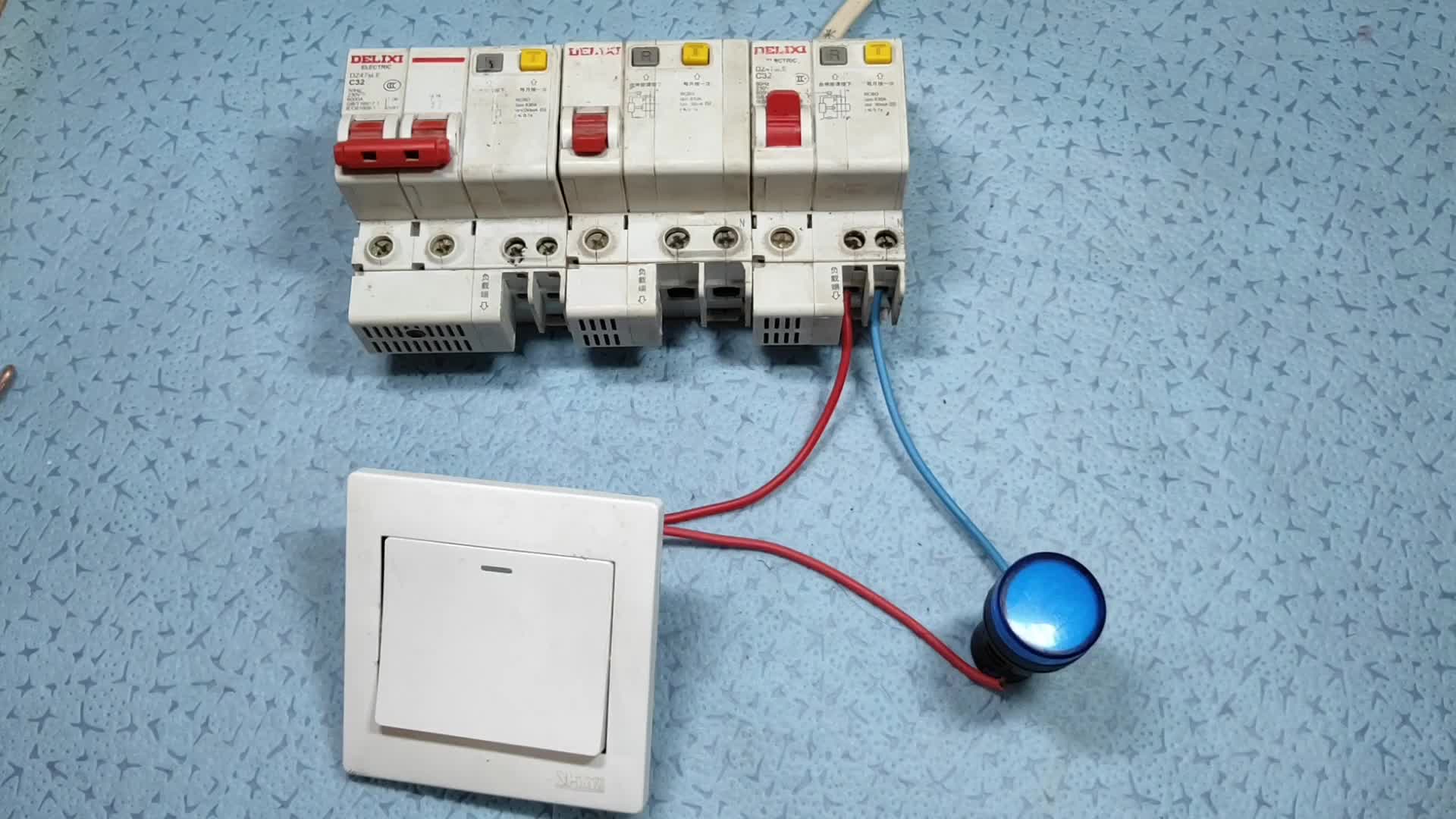 為什么老電工嚴禁用開關控制零線？里邊的門道，很多人都不知道