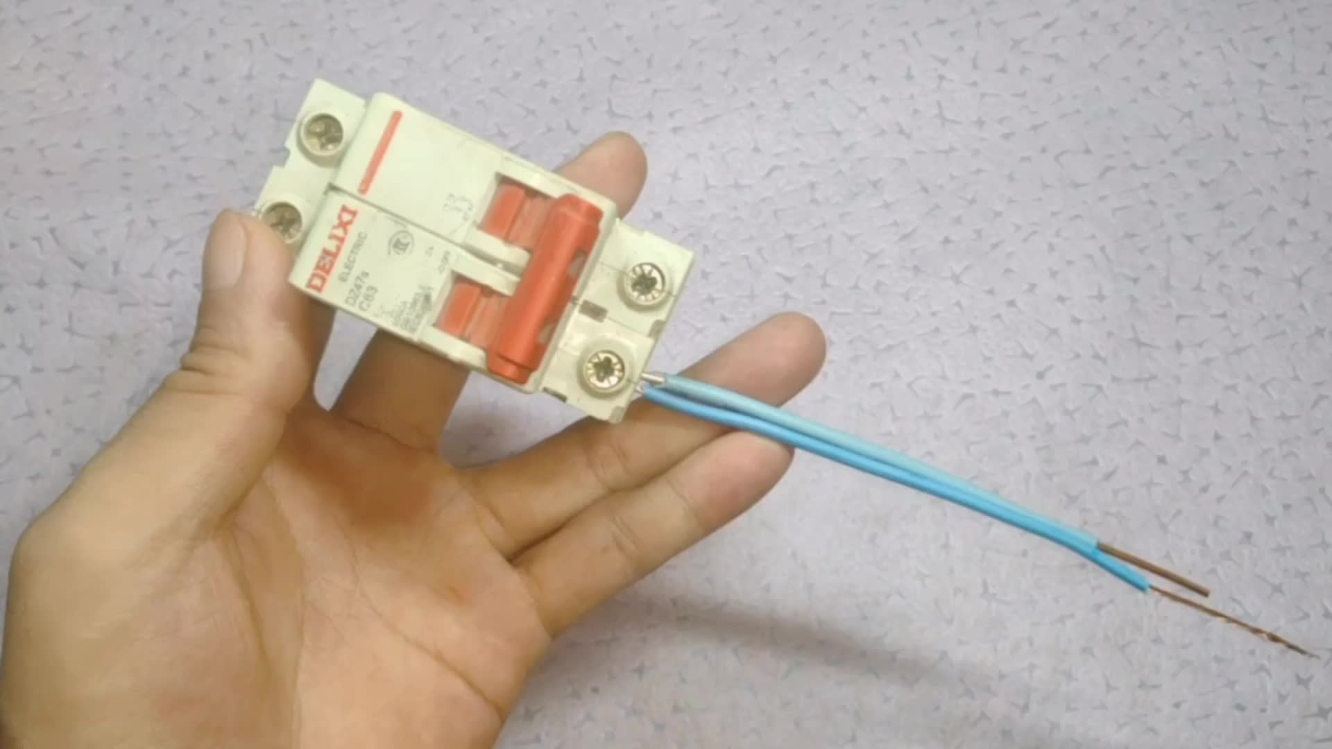 軟線和硬線接在空開上，軟線一拉就掉，根本壓不緊，老電工有絕招