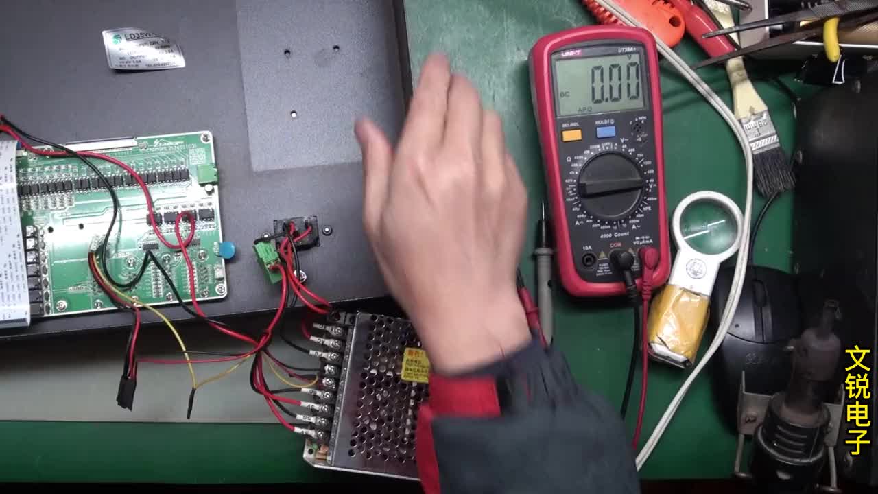 工控設(shè)備的顯示器不通電維修，看起來高大尚電源也不是很好 #電路板維修 #芯片級(jí)維修 #電子愛好#硬聲創(chuàng)作季 