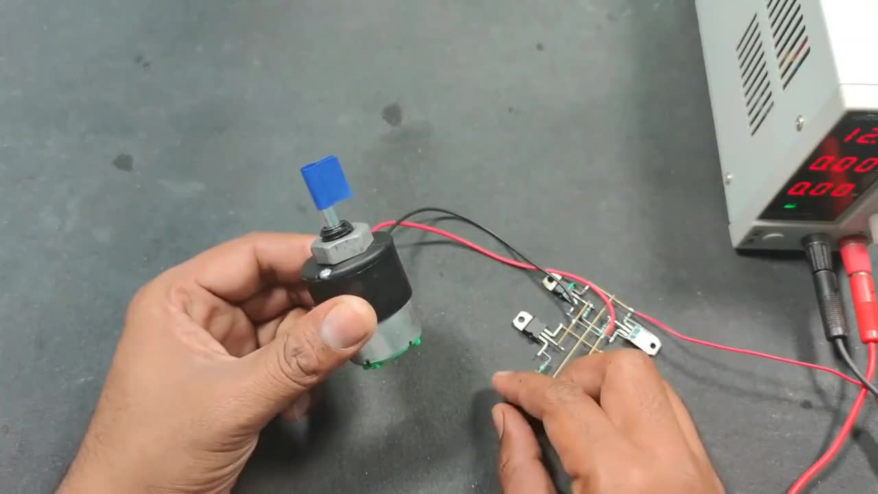 7104247137931775263_用4個開關(guān)管做一個H橋電路，就可以實現(xiàn)直流電機正反轉(zhuǎn)，漲知識了