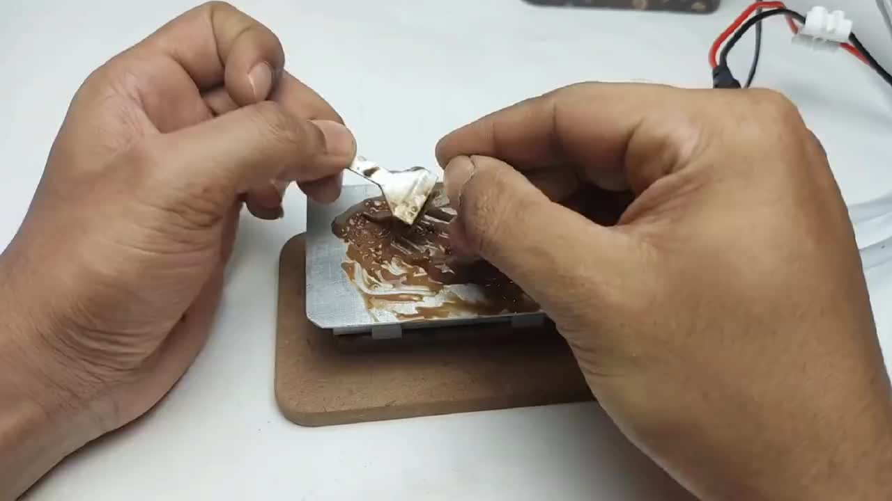 7100532401054436639_用半導(dǎo)體制冷片制作一個(gè)迷你炒冰機(jī)，夏天在家里自己也可以做炒冰