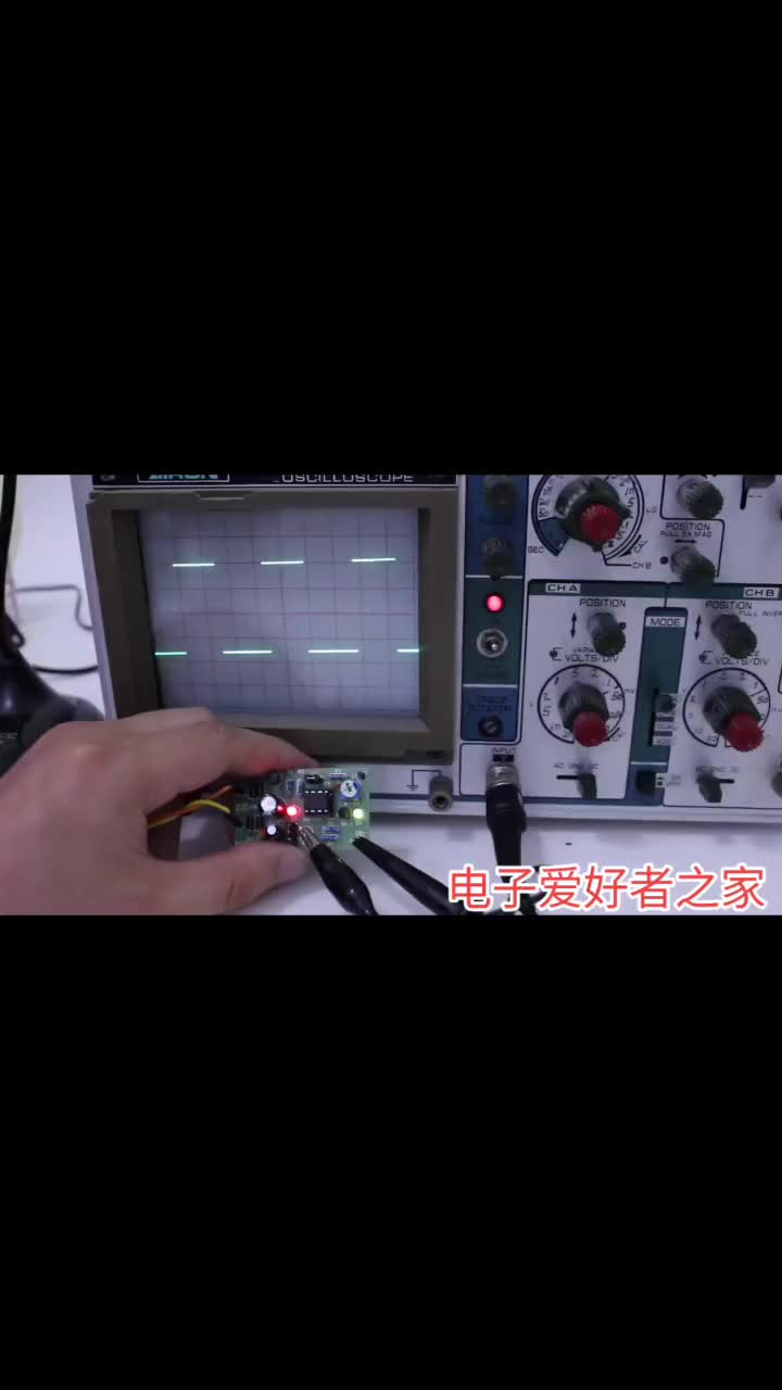 #硬聲創(chuàng)作季   矩形（方波）波信號發(fā)生器套件，具有簡易的5伏降壓電路和ne555芯片為核心的脈沖發(fā)生電路，都