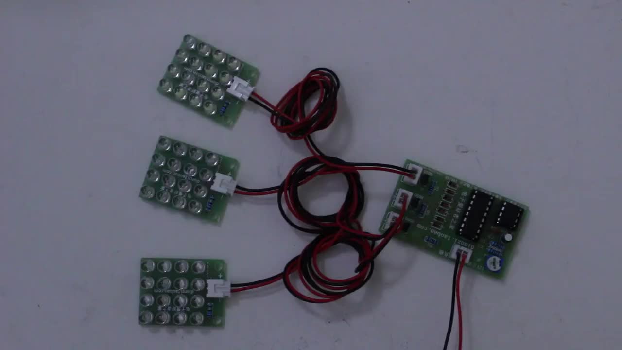 #硬聲創作季   爆閃燈套件由一塊控制板控制三塊燈板的閃爍，閃爍后的燈可以達到警示的作用或者增添現場氣氛的作用