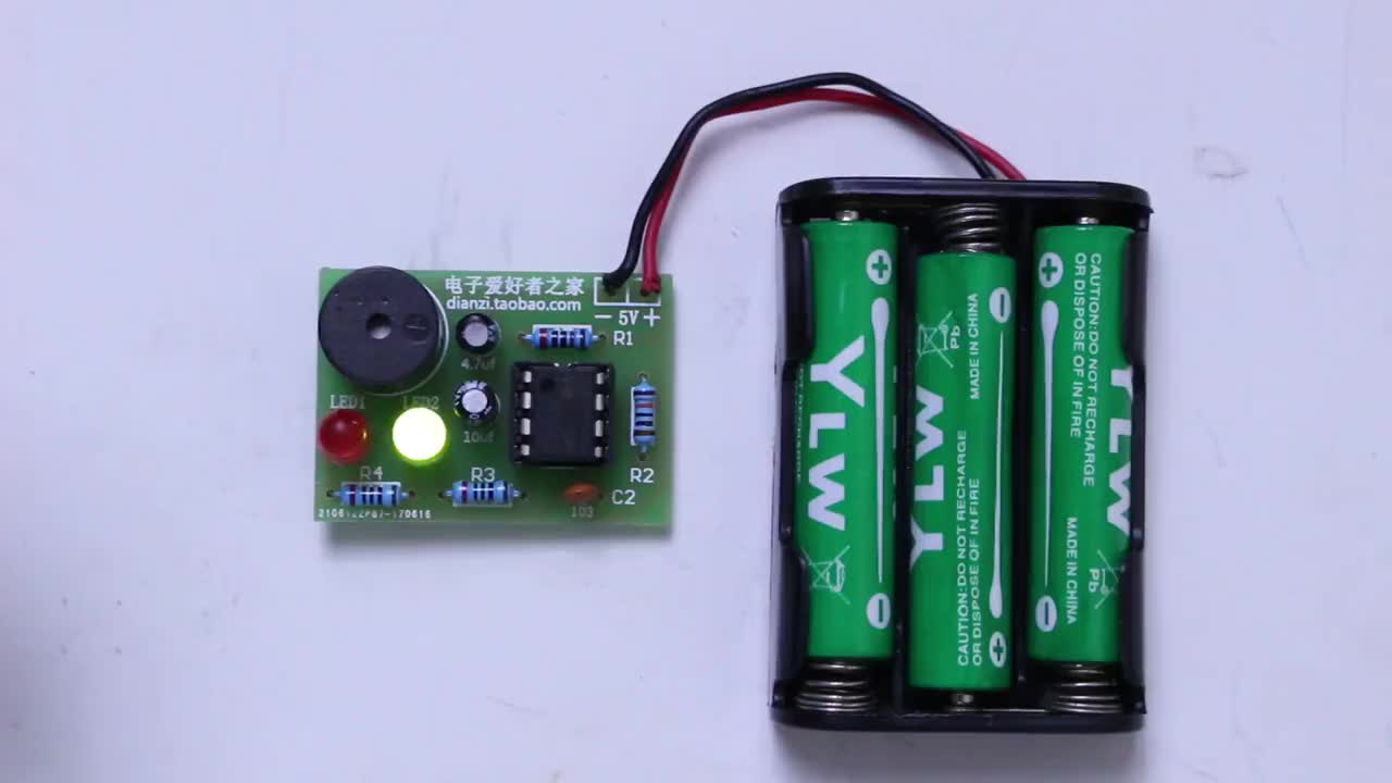#硬聲創作季   NE555多諧振蕩器套件，兩個燈交替閃爍，伴隨嘀嗒聲。