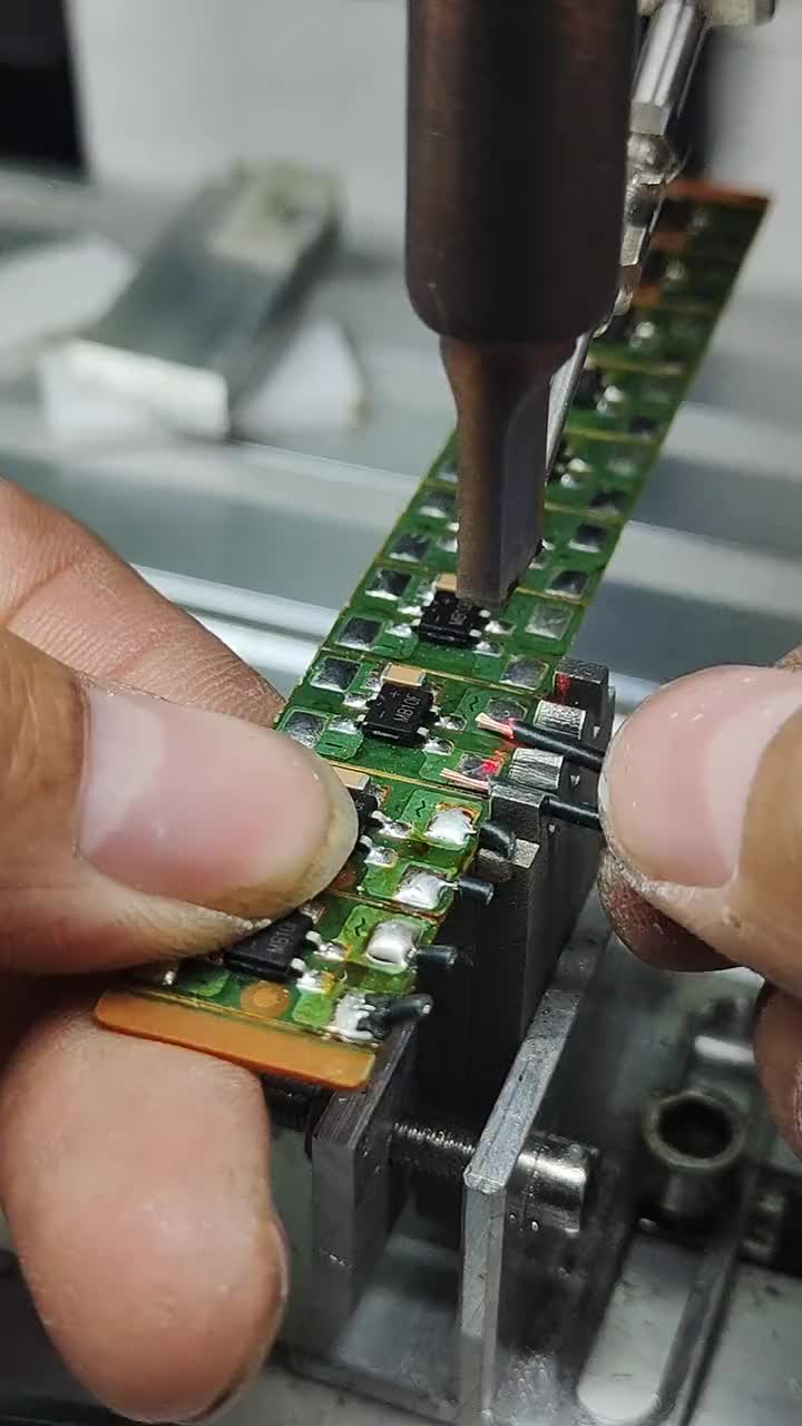 #硬聲創作季   PCB板雙線焊，省力省時省焬絲。太贊了