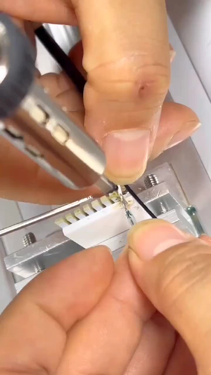 #硬聲創(chuàng)作季   單點銅片與線自動焊焬