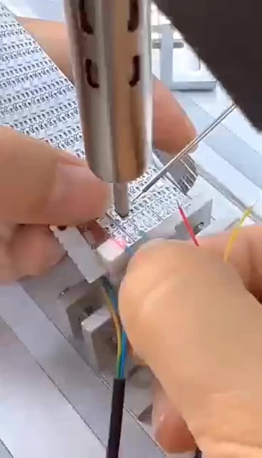 #硬聲創作季   燈帶自動焊焬，單點焊錫也蠻快的