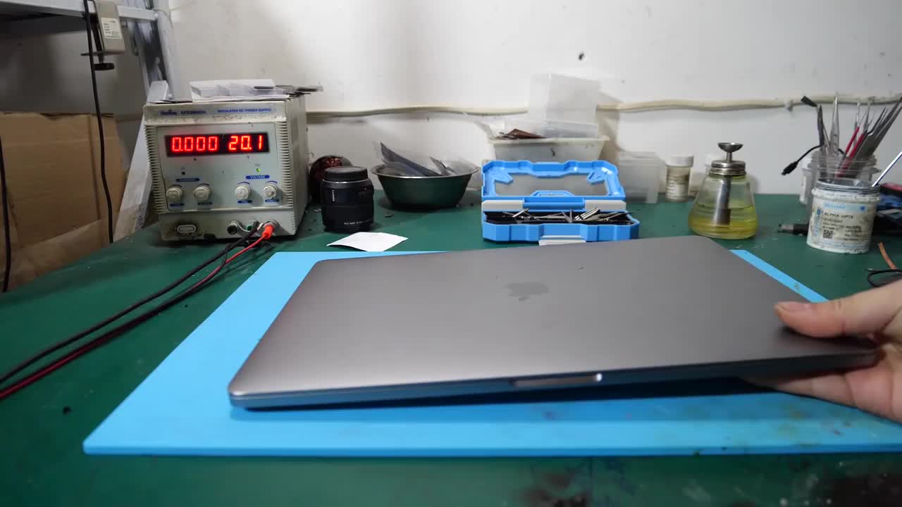 給香港大學(xué)研究生研究他的蘋果電腦，研究了個(gè)毛#硬聲創(chuàng)作季 