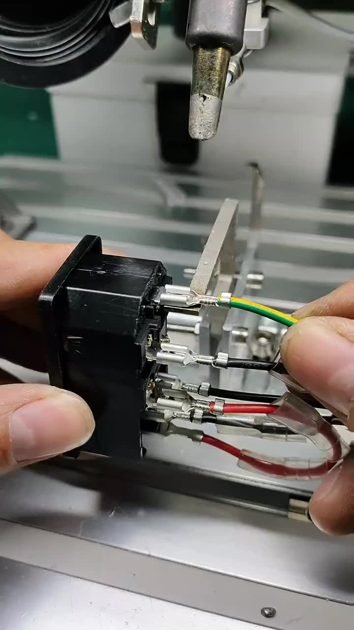 #硬聲創作季   開關插座焊線，這些焊焬都實現機器化了，以前都是人工好實用的焊錫機，省力省時省錫絲