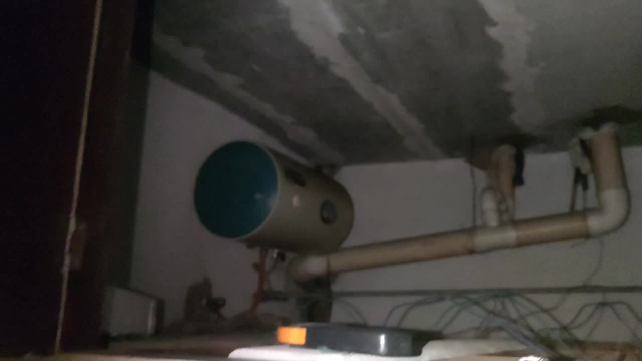 頭一次遇到這樣安裝電熱水器的，沒有檢修口，整個(gè)人鉆吊頂里維修#硬聲創(chuàng)作季 