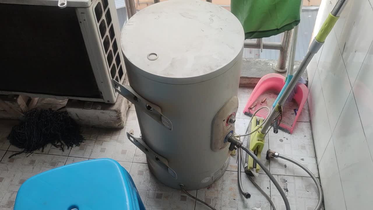 储水式电热水器安装过程，看起来很简单#硬声创作季 
