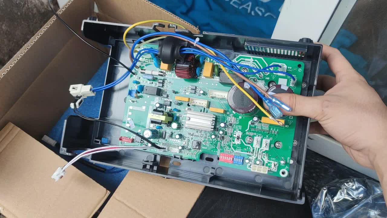 空調(diào)開機(jī)沒冷氣，看到電容鼓包以為可以撿漏，最后卻換了整個(gè)變頻板#硬聲創(chuàng)作季 