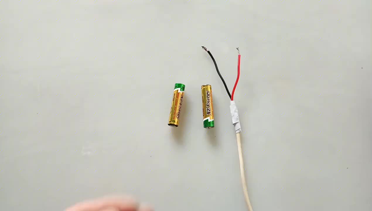 今天才發(fā)現(xiàn)，原來(lái)電池沒(méi)電了，只用一根電線，一分鐘就能恢復(fù)滿電