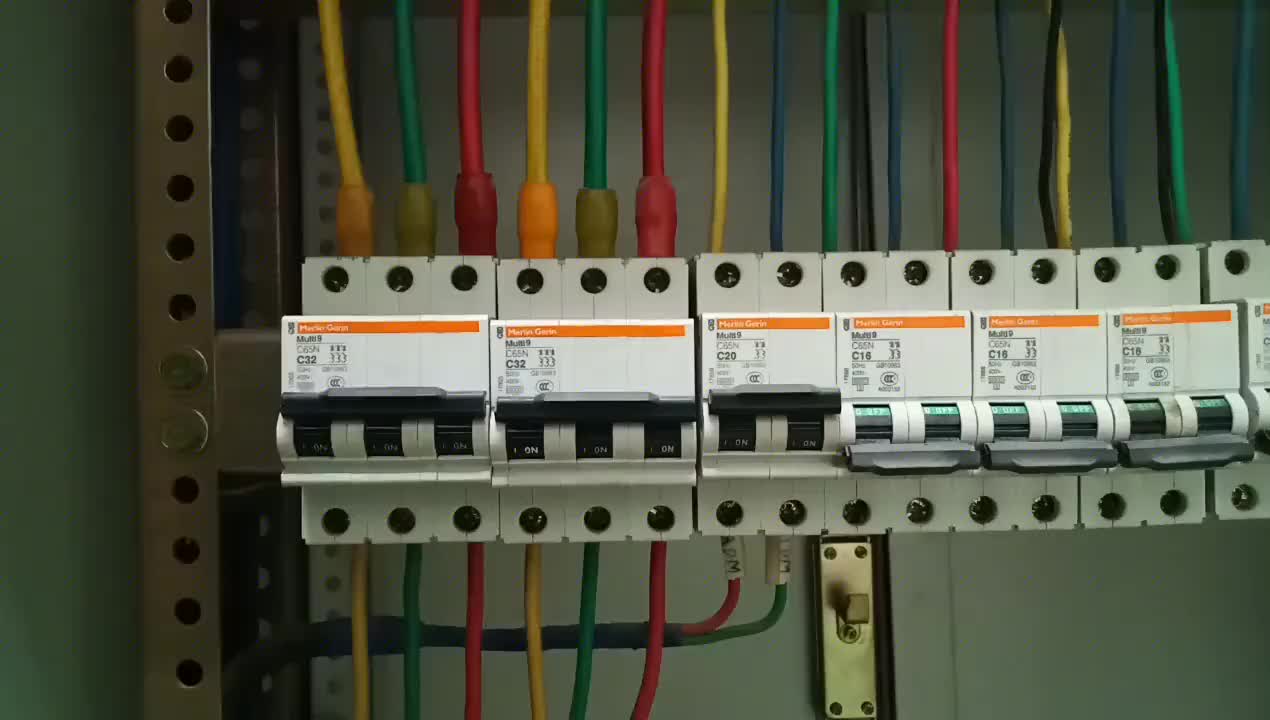 帶電擰螺絲都害怕觸電，其實(shí)學(xué)會(huì)這樣做，不管怎么擰都不會(huì)觸電