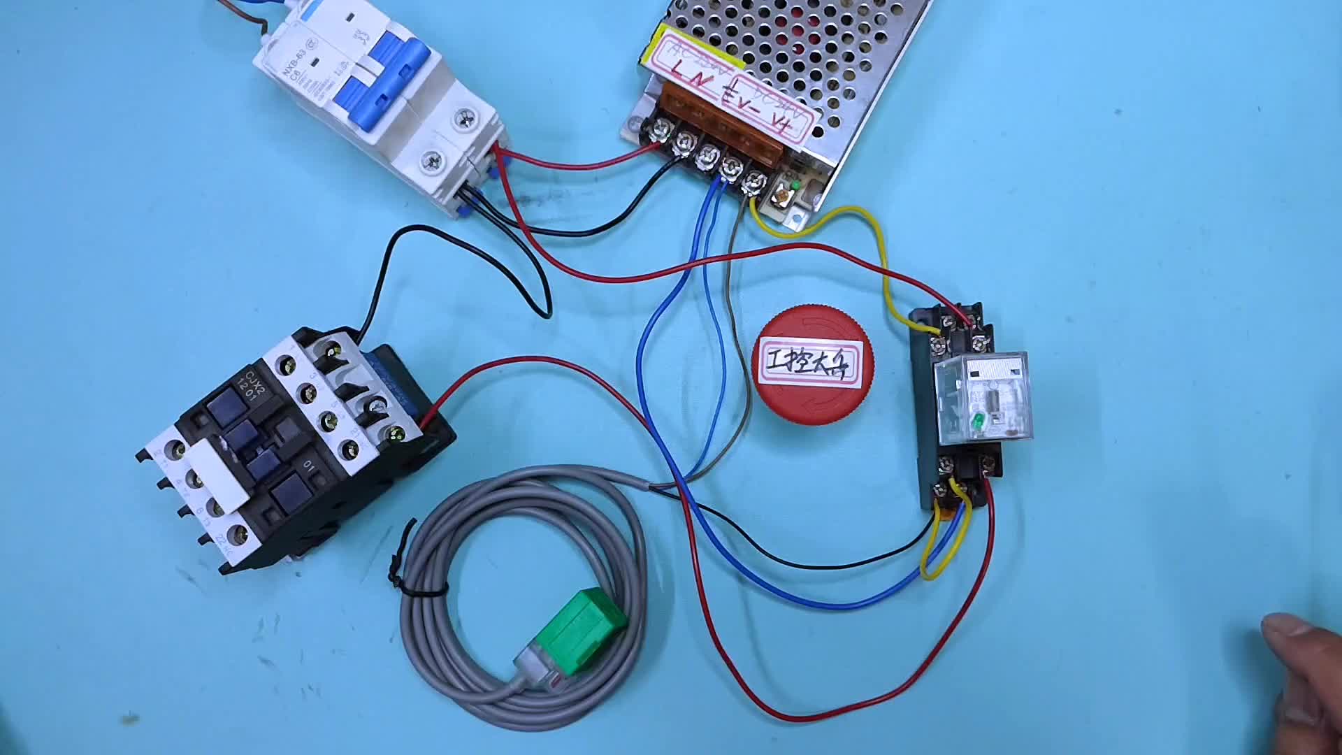 24V输出的接近开关如何控制一个220V工作电源的接触器呢？看实操