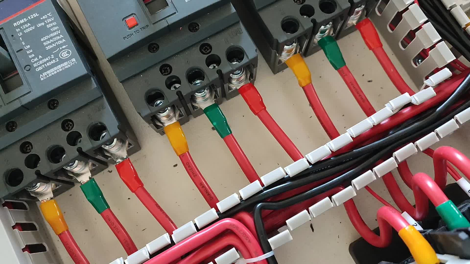 PLC+變頻器電控箱就差最后一點活就完工了。