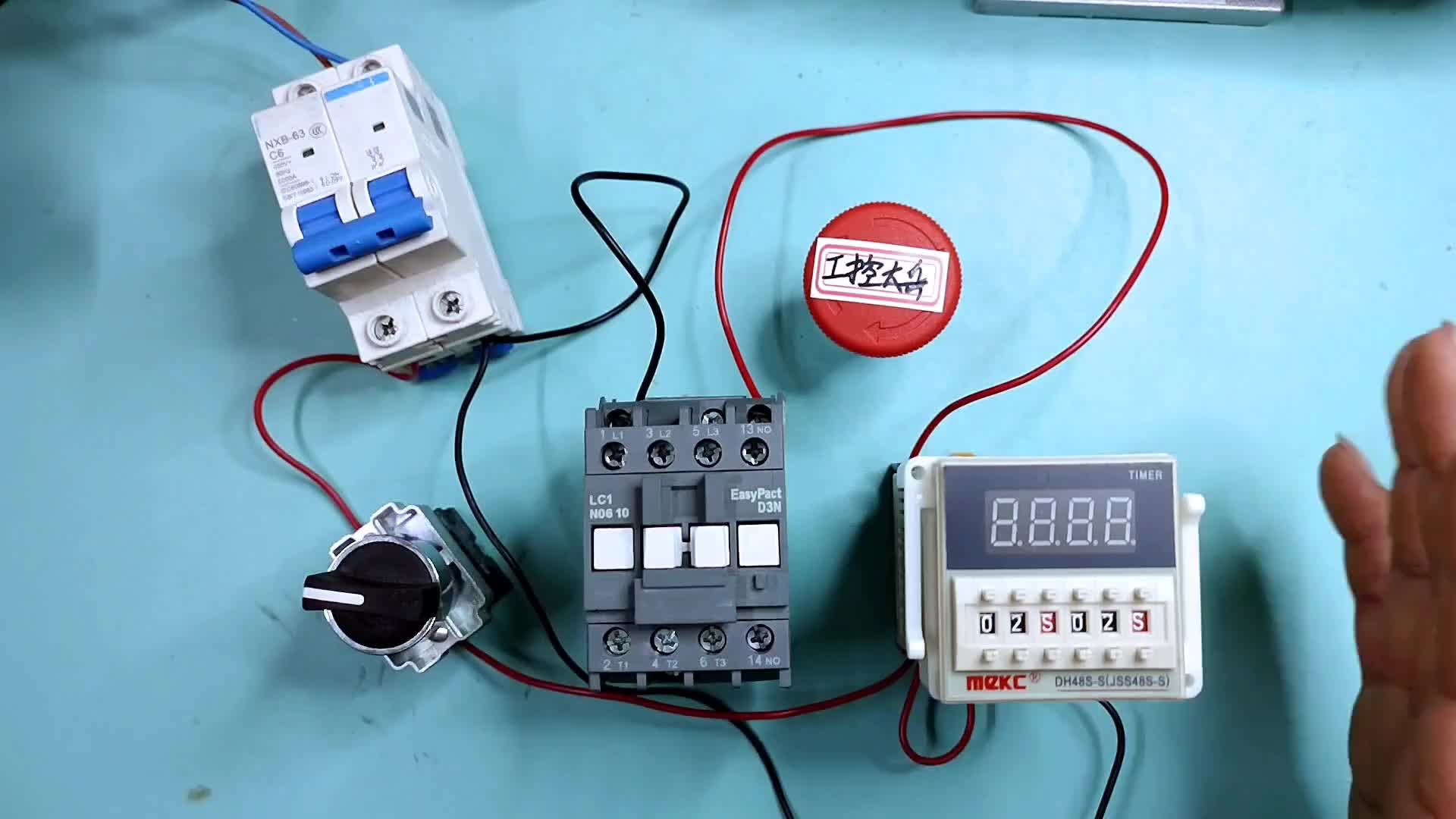 一个时间继电器怎么实现循环控制？循环时间继电器的工作原理？