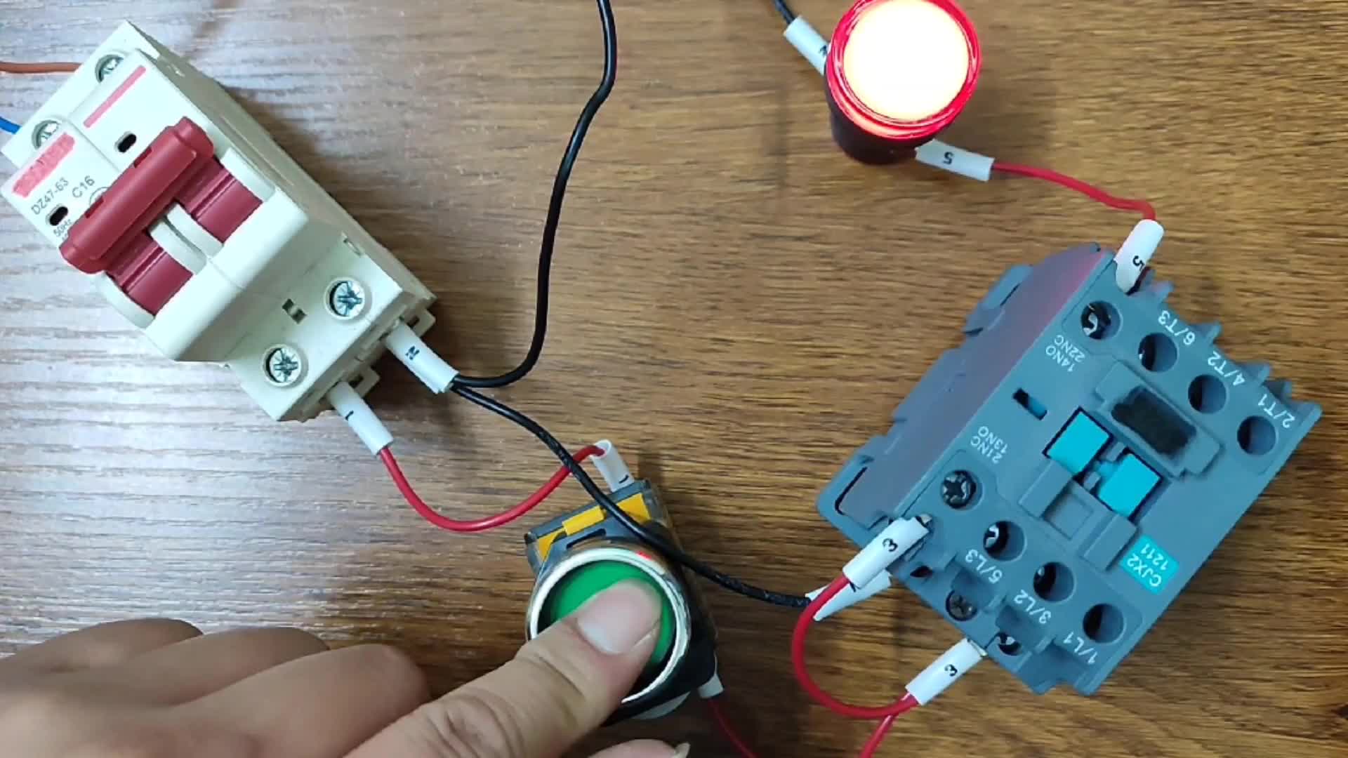一个按钮点动控制接触器，再加一个运行指示灯，实物电路一学就会