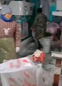 皮帶喂料包裝秤 絞龍喂料包裝秤 廠家飼料專用 山東本森自動化#定量灌裝機 #嵌入式包裝秤 